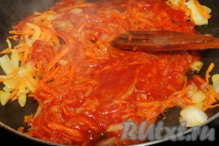 Затем добавить томатную пасту и продолжать обжаривать до почти полной готовности.