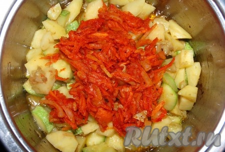 Морковно-луковую обжарку добавить в кастрюлю к остальным овощам.