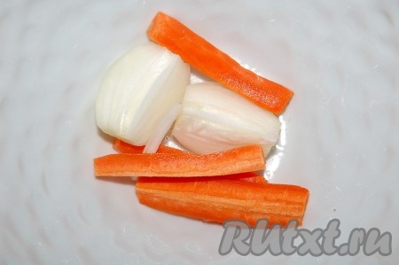 Почистить и нарезать морковь и репчатый лук. Отправить их также в кастрюлю с бульоном.