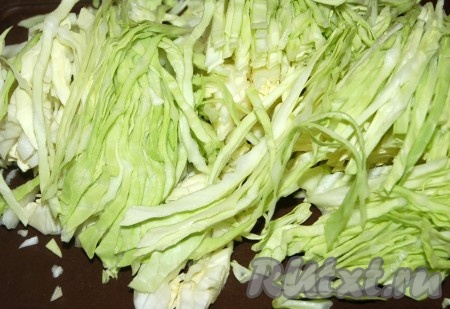 Пока жарятся котлеты на косточках, нужно приготовить легкий вкусный салатик. Для этого нарезать молодую свежую капусту.