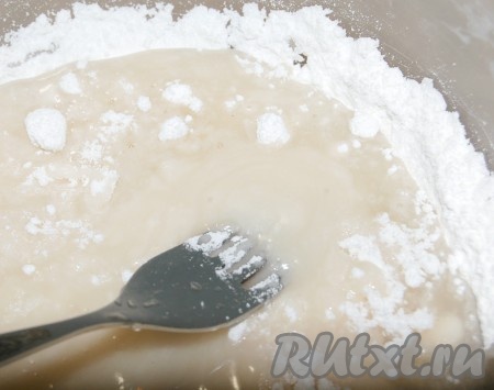 Приготовить глазурь. Для этого поместить в мисочку сахарную пудру, добавить апельсиновый сок (или воду) и взбить вилкой до гладкости.