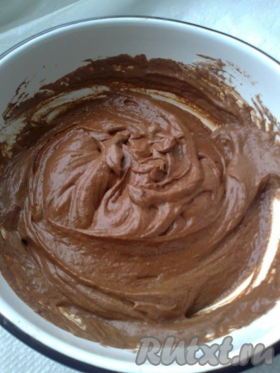 Затем соединить 1/3 всех взбитых сливок с шоколадной массой, аккуратно перемешивая.