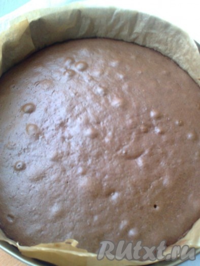 Вылить шоколадное тесто и выпекать в разогретой духовке при температуре 160 градусов 25-30 минут. Готовность проверить деревянной шпажкой (если палочка сухая – бисквит готов).
