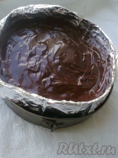 и выкладываем на мусс из молочного шоколада, оставляем  в морозилке.

Готовим шоколадную глазурь.

Все ингредиенты для приготовления шоколадной глазури перемешать и довести до кипения, проварить до растопления шоколада. Вылить тёплую глазурь на застывший торт, глазурь равномерно распределить по всей поверхности торта.