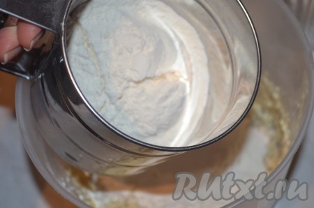 В отдельной ёмкости муку смешать с солью и разрыхлителем, затем просеять в миску с масляно-яичной смесью.