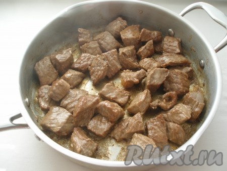 В сотейнике или высокой сковороде хорошо разогреть растительное масло и обжарить мясо со всех сторон до румяной корочки.