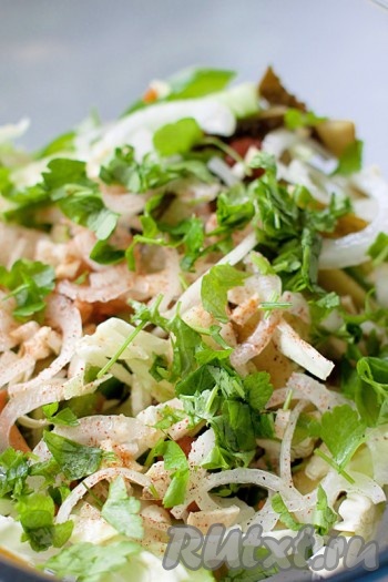 Самое время украсить салат зеленью петрушки. Добавьте ее совсем немного. Перемешайте салат и уберите в холодильник на пару часов.