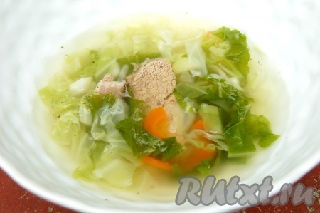 Проварить суп 5 минут и можно выключать огонь. Вкуснейший капустный суп готов, можно разливать по тарелкам. В тарелку можно добавить зелень, сметану.
