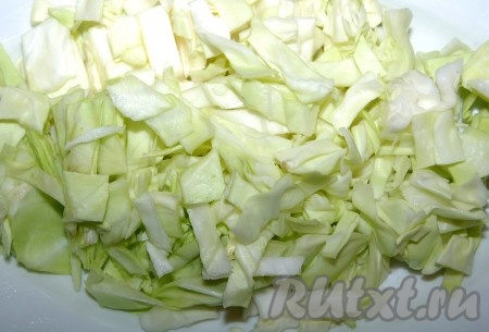 Проварив овощи 15 минут, можно взяться за капусту. Молодую белокочанную капусту нарезать на небольшие кусочки и отправить в кастрюлю.