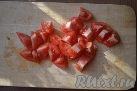 Помидоры промыть, просушить, нарезать небольшими кубиками. Если используете помидоры черри, разрежьте их на 2 половинки. 