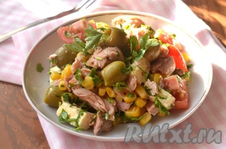 Салат с тунцом, помидорами и кукурузой