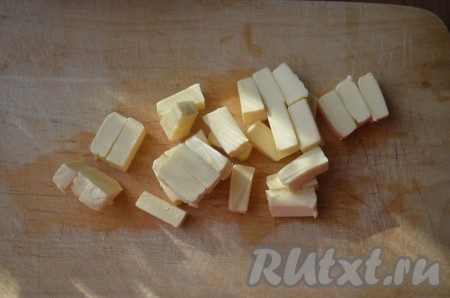 Плавленный сыр нарезать ломтиками.
