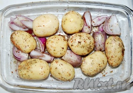 Добавить оливковое масло и воду, все перемешать. Отправить форму с молодой картошкой и луком в заранее нагретую до 200 градусов духовку.
