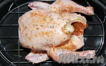 Переложить цыпленка в форму для запекания, сверху полить оливковым маслом, добавить в форму воду и отправить запекаться в заранее нагретую до 200 градусов духовку.
