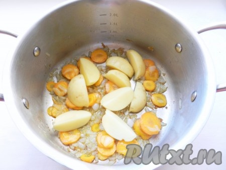 Очистить и нарезать картофель, добавить его к луку и моркови.