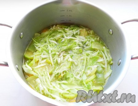 Добавить капусту к остальным овощам, поперчить, добавить мелко нарезанную зелень и варить 3 минуты.
