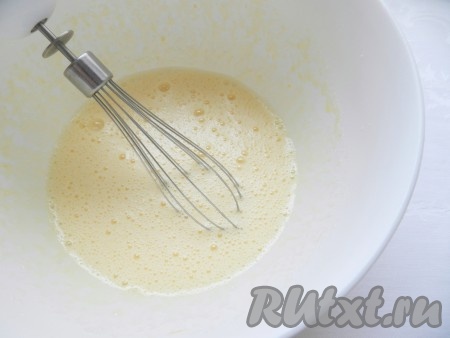 Яйца взбить с сахаром, ванильным сахаром и щепоткой соли, добавить сметану и взбить все вместе.