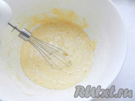 Муку смешать с разрыхлителем и постепенно добавить в тесто.