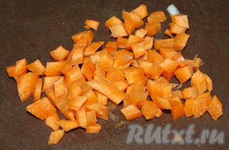 Морковь мелко нарезать и тоже отправить в бульон. Лук с морковью варить 10 минут при легком кипении.