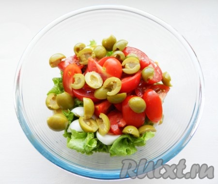 Добавить в салат разрезанные пополам оливки.