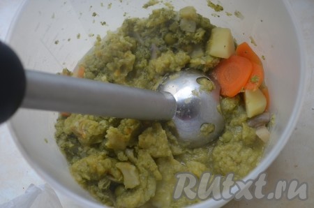 Слить бульон в отдельную кастрюлю, овощи измельчить блендером в пюре.