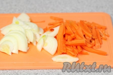 Нарезаем лук полукольцами, морковь - соломкой и обжариваем на растительном масле при открытой крышке на режиме "Выпечка" или "Жарка".

