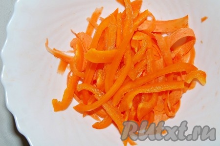 Соединить в миске морковь и сладкий перец.
