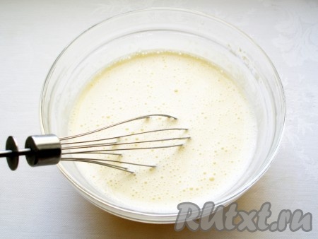 В молоко добавить ванильный сахар, нагреть до кипения и тонкой струйкой влить горячее молоко в желтки, постоянно помешивая.