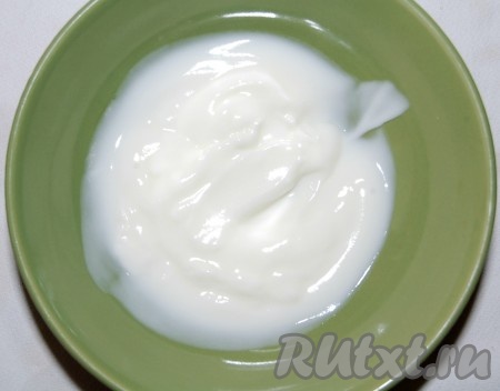 Вылить йогурт в мисочку.