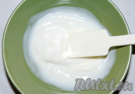 Добавить соль и тщательно перемешать,чтобы чеснок более равномерно распределился внутри йогурта. Отставить в сторонку на некоторое время (пока будем заниматься огурцами).