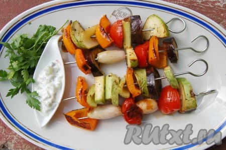 По мере готовности перенести шашлыки из овощей со сковороды на блюдо.
