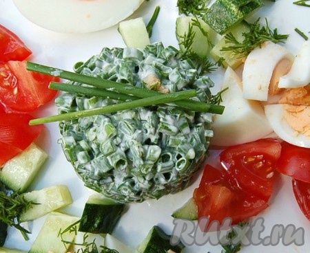 Салат из зеленого лука со сметаной
