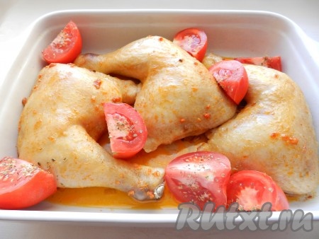 Достать курицу из духовки, выложить помидоры и снова убрать в духовку на 10 минут.