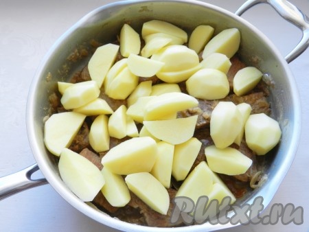 Выложить картофель в сковороду к мясу.