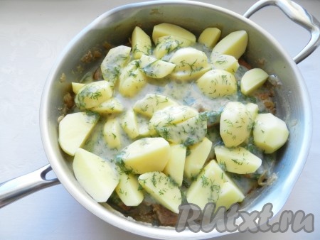 Залить говядину с картошкой горячим соусом и тушить 20-25 минут до готовности картофеля.
