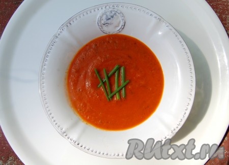 Томатный суп-пюре, приготовленный из свежих помидоров по этому классическому рецепту, получается очень вкусным. Я предпочитаю его подавать с поджаренным белым хлебом.