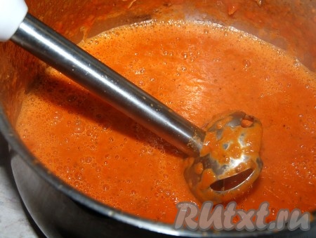 Снять томатный суп с огня, дать ему немного остыть и с помощью погружного блендера измельчить до состояния пюре. Этот суп можно подавать к столу и горячим, и хорошо охлаждённым. Если вы планируете подавать его охлаждённым, тогда после пюрирования доведите его до кипения, а затем остудите, хорошо охладите в холодильнике и подавайте к столу. Если будете сразу подавать к столу, тогда можно не доводить до кипения.