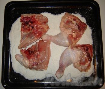 Укладываем курицу на соль