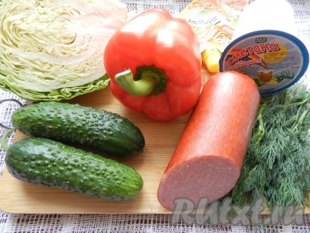 Ингредиенты для приготовления салата с копченой колбасой и огурцами