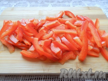 Сладкий болгарский перец очистить от семян и нарезать соломкой.