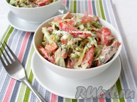Вкусный и сытный салат с копченой колбасой и огурцами готов.