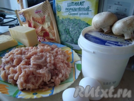 Ингредиенты для приготовления слоеного мясного пирога со шпинатом и грибами
