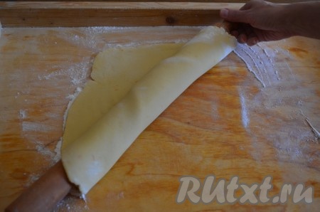 Когда все готово, приступаем к сборке пирога. Раскатываем песочное тесто, толщиной около 5 мм. Наматываем на скалку и аккуратно переносим на форму.