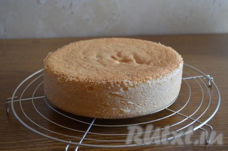 Готовим бисквит. Процесс приготовления вы можете посмотреть в моем рецепте торта "Яблочная нежность": http://cook.rutxt.ru/node/3694