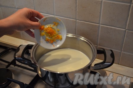 Пока тесто остывает, готовим заварной крем. В молоко добавляем цедру и доводим до кипения.
