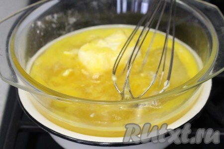 Яйца, сахар, мед, масло и соду поставим нагреваться на водяной бане, периодически помешивая.