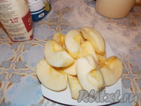 Яблоки нарезать.
