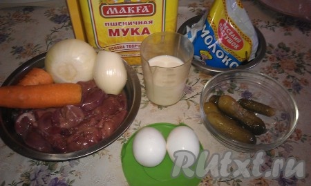 Подготовьте продукты для приготовления суфле из
куриной печени в духовке. Морковь и лук очистите. Куриную печень промойте.