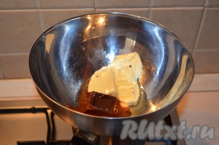 Для приготовления глазури растапливаем на водяной бане шоколад с подсолнечным маслом. Как только шоколад растает, снимаем с плиты и размешиваем почти до охлаждения.