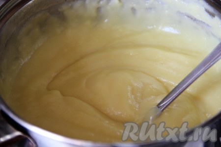 Для приготовления крема в отдельной кастрюльке вскипятить молоко. В миске взбить яйцо с сахаром и мукой, в полученную массу влить горячее молоко и отправить на огонь. При постоянном помешивании довести крем до кипения и нужной консистенции.
